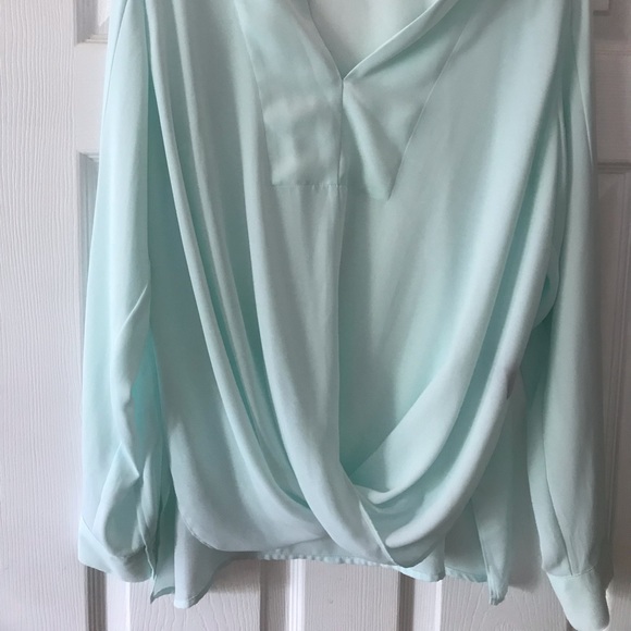 Light blue/teal top - Picture 2 of 3